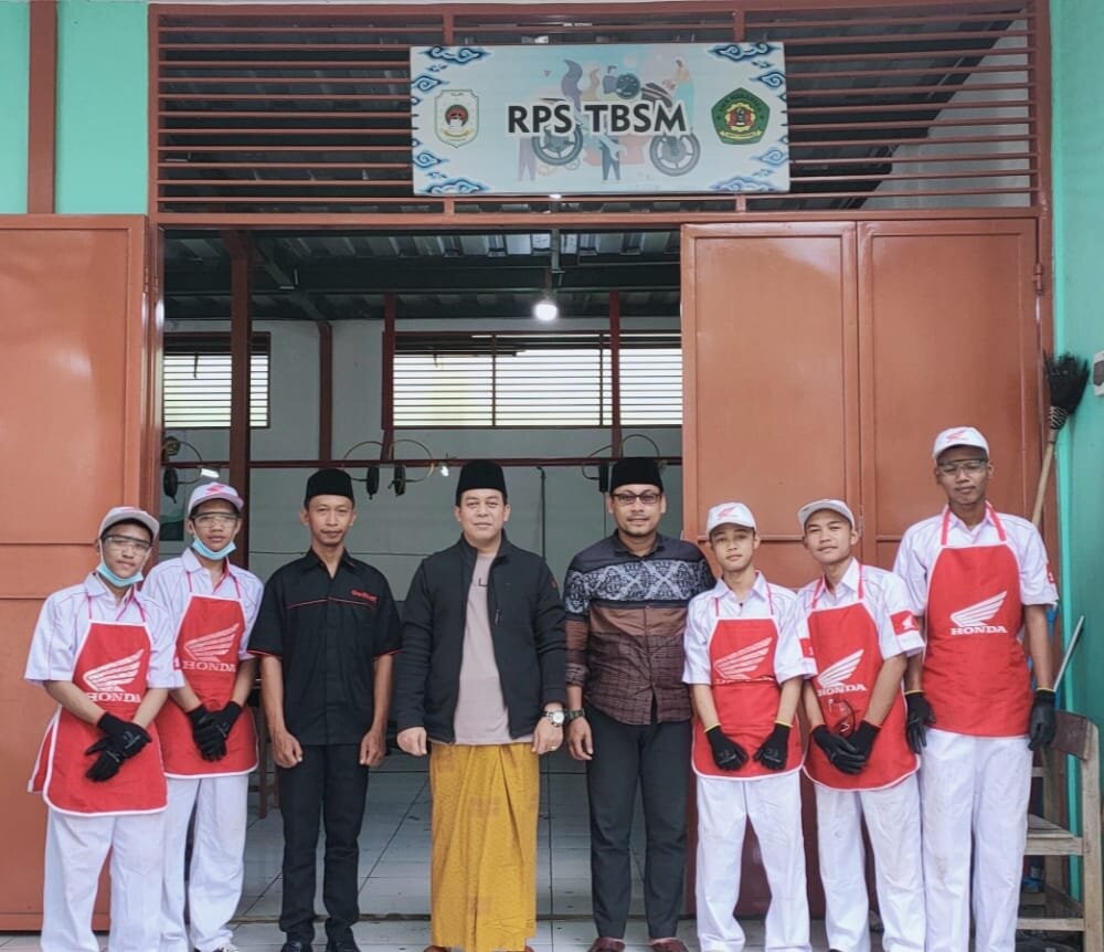 Kunjungan Ketua YLPI Pondok Buntet Pesantren ke SMK PK Mekanika