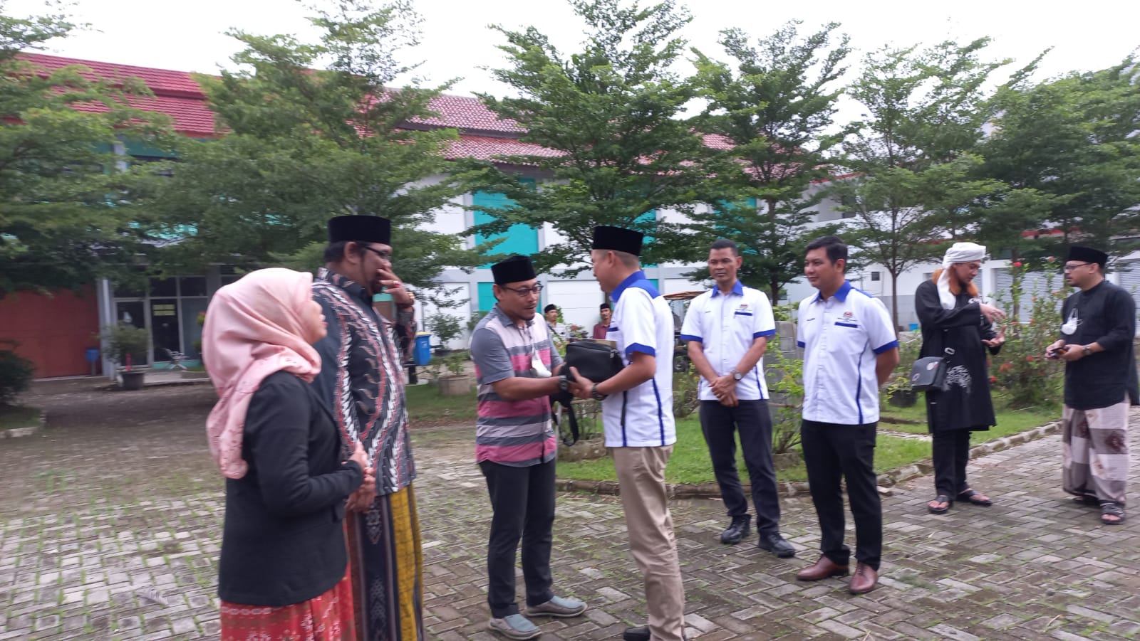 Foto Bersama Duta Besar Malaysia dengan Keluarga SMK NU Mekanika